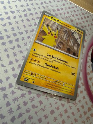 Carta Pokemon Pikachu en el Museo Original Sellada