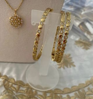 Conjunto de joyería dorada elegante (collar, anill