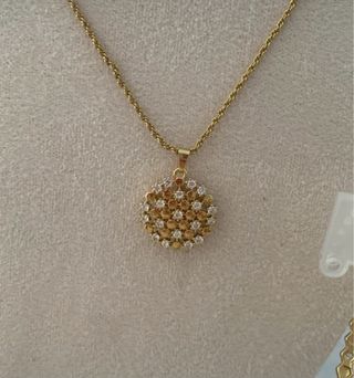 Conjunto de joyería dorada elegante (collar, anill