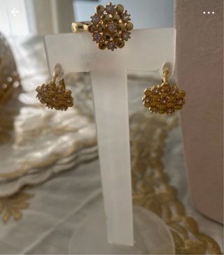 Conjunto de joyería dorada elegante (collar, anill