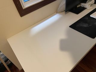 Escritorio grande blanco y negro