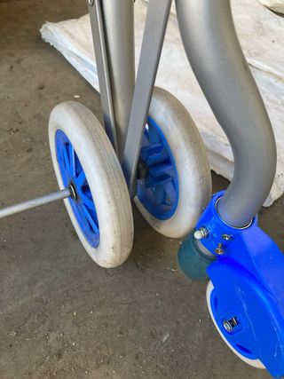 Andador de aluminio con asiento azul