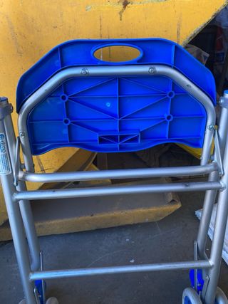 Andador de aluminio con asiento azul
