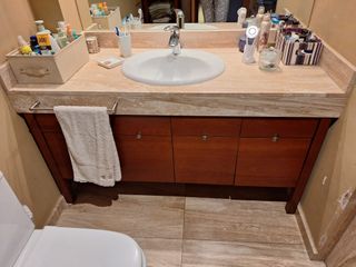 Mueble baño cerezo con lavabo y grifo