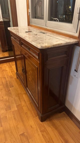 Cómoda de madera con tapa de mármol