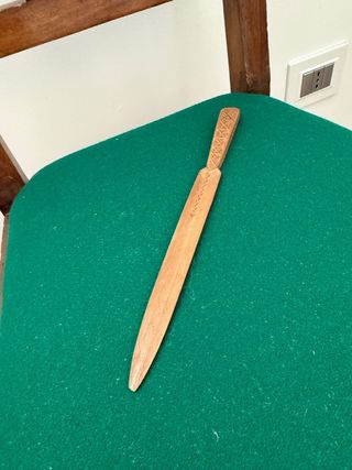 Tagliacarte in legno intagliato a mano