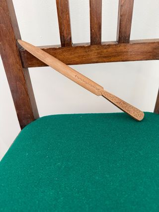 Tagliacarte in legno intagliato a mano