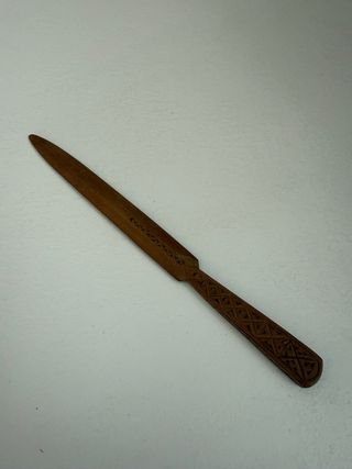 Tagliacarte in legno intagliato a mano