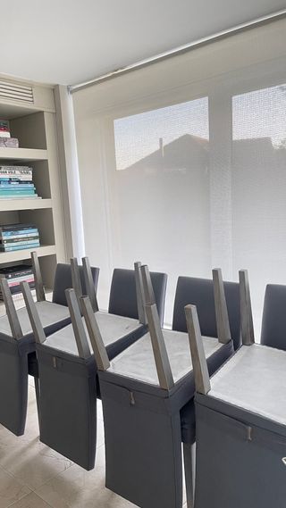 1 silla de comedor tapizada en tela gris