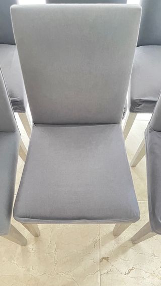 1 silla de comedor tapizada en tela gris