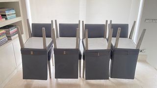 1 silla de comedor tapizada en tela gris