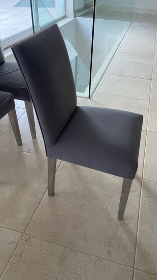 1 silla de comedor tapizada en tela gris