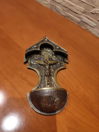 Aguabenditero de bronce macizo