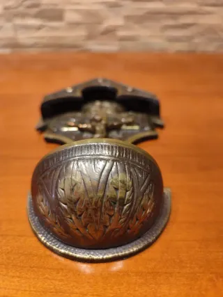 Aguabenditero de bronce macizo