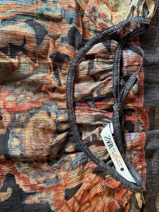 Vestido midi estampado estilo boho de Zara.