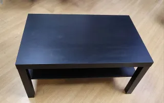 Mesa auxiliar negra de madera