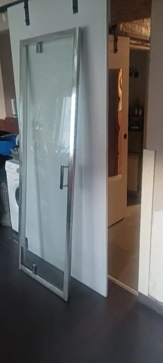 Puerta de ducha abatible de cristal y metal