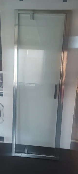 Puerta de ducha abatible de cristal y metal
