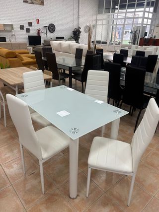 Mesa con 4 sillas blanca - Moderna