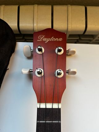 Ukelele Daytona UK-211N con funda