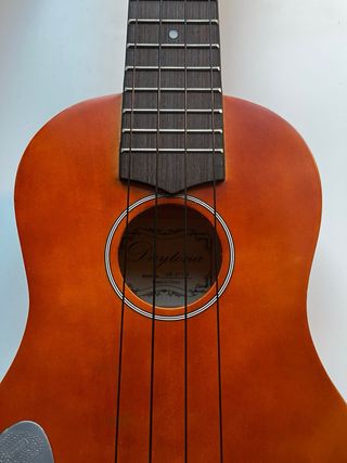 Ukelele Daytona UK-211N con funda