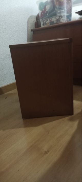 Mesita de noche de madera