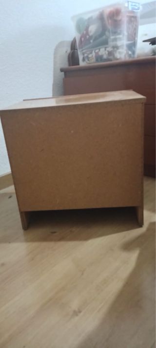 Mesita de noche de madera