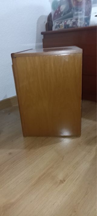 Mesita de noche de madera