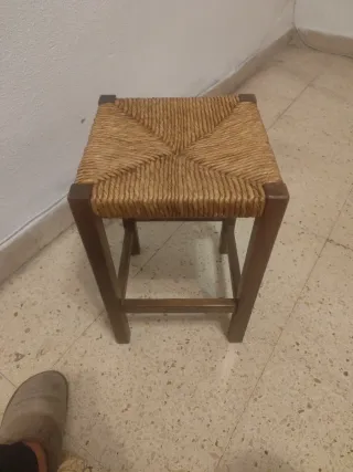 Taburete de madera con asiento tapizado