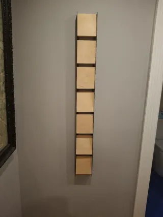 Estantería metálica con estantes de madera