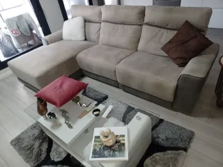 Sofá cheislong tres plazas con un asiento eléctric