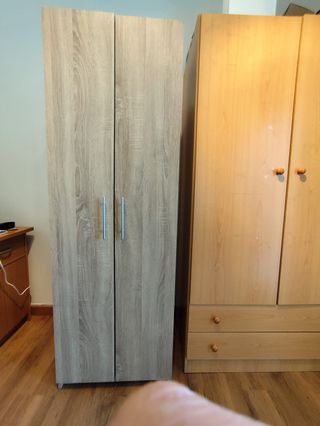 Armario de madera con estanterías