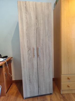 Armario de madera con estanterías