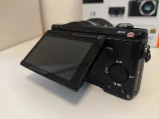 Cámara Sony Alpha 5000 + Objetivo 16-50 mm