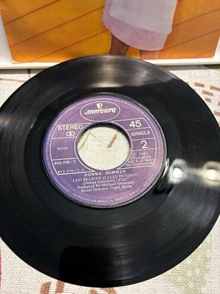 Vinilo 7” Donna Summer - She Works Hard For The Mo