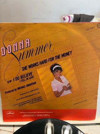 Vinilo 7” Donna Summer - She Works Hard For The Mo