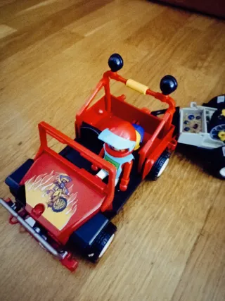 Jeep con remolque de motos de trial de Lego