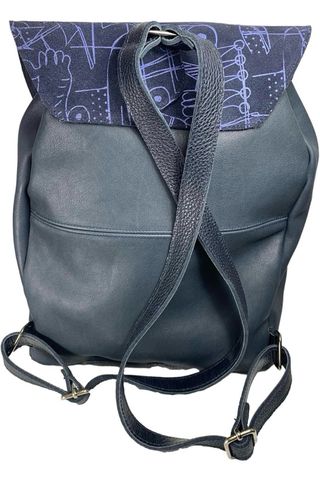 Mochila de piel azul