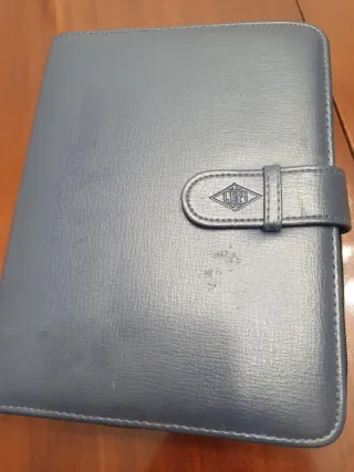 Agenda vintage mano con diario y cartera polipiel