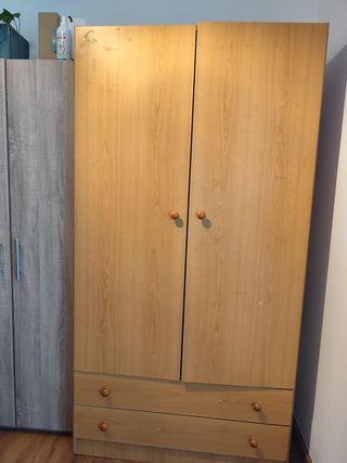 Armario de madera con colgador y cajones