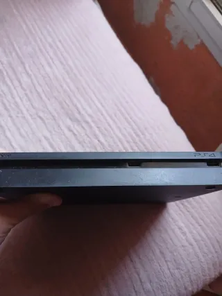 Ps4 negra con Mando PS4 Blanco