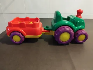 Tractor musical con remolque y animales