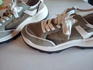 Zapatillas Zara con lateral transparente