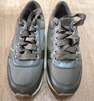 Zapatillas grises con cordones