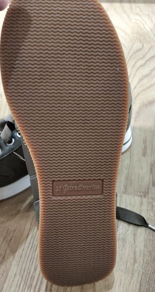 Zapatillas grises con cordones