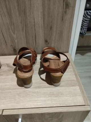 Sandalias de piel marrón. Cuña 8 cm