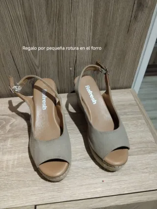 Sandalias de piel marrón. Cuña 8 cm