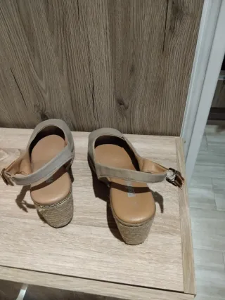 Sandalias de piel marrón. Cuña 8 cm