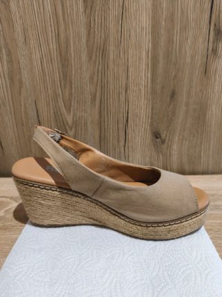 Sandalias de piel marrón. Cuña 8 cm