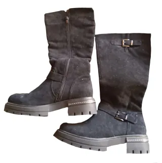 Botas negras con hebillas